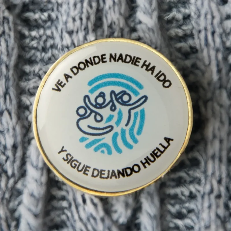Pin metálico Huella