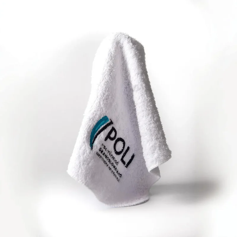 Toalla blanca con logo Poli