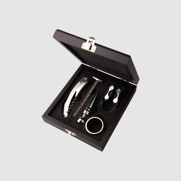 Set-de-Accesorios-para-Vino-con-Caja-de-Madera-politecnico-grancolombiano.jpg
