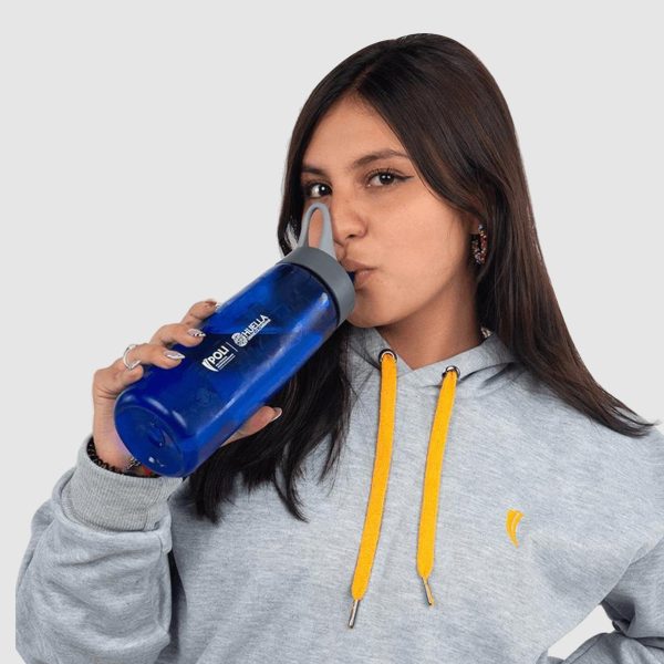 estudiante-con-botilito-plastico-azul-politecnico-grancolombiano.jpg