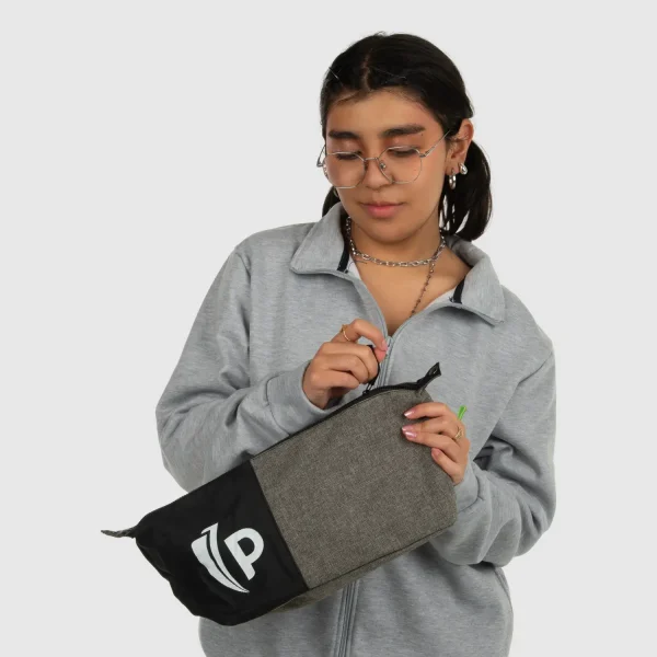 organizador de tela color gris y negro del poli politecnico grancolombiano